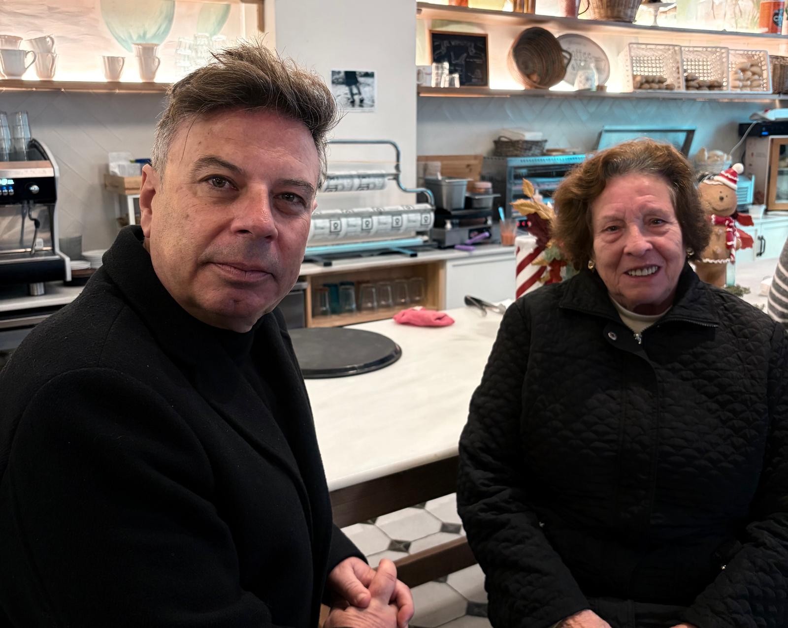 La Conversación desde Pastelería La Grosera de Huelva con Miguel Ángel Rodríguez, director de Voluntariado en Cruz Roja Huelva y la voluntaria Loli