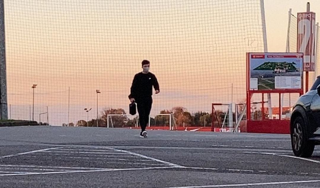 Manu García abandonando el entrenamiento, esta tarde.