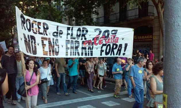 Manifestación de los vecinos de Roger de Flor 209 bajo el lema: &quot;No nos echarán&quot;