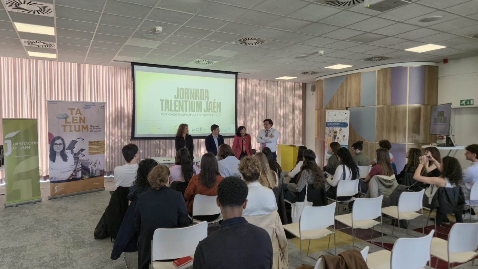El presidente de la Diputación de Jaén, Paco Reyes (segundo por la izqda en la mesa) durante la reunión con los jóvenes beneficiarios del Programa Talentium.