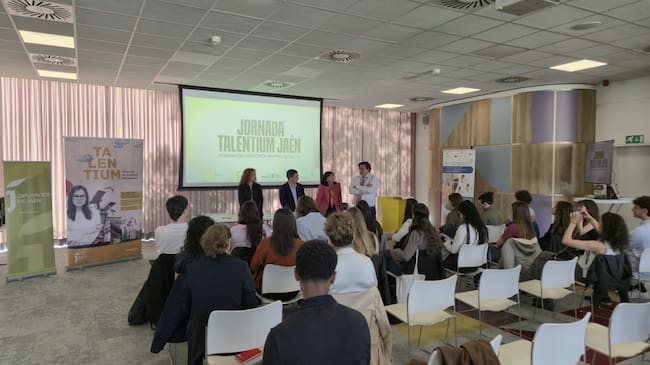 El presidente de la Diputación de Jaén, Paco Reyes (segundo por la izqda en la mesa) durante la reunión con los jóvenes beneficiarios del Programa Talentium.