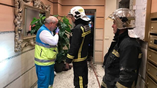 El equipo de Bomberos en el interior de la vivienda incendiada