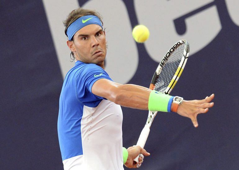 BOM005 HAMBURGO (ALEMANIA), 28/07/2015.- El tenista español Rafael Nadal devuelve una bola a su compatriota, Fernando Verdasco, durante el partido de primera ronda del torneo de Hamburgo, Alemania, hoy, 28 de julio de 2015. EFE/Daniel Bockwoldt