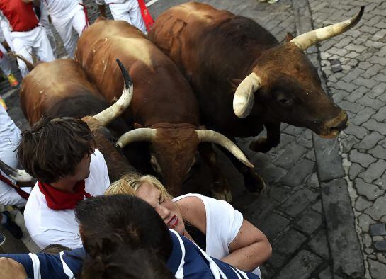 GRA013. PAMPLONA, 10/07/2015.- Una manada disgregada de toros de Fuente Ymbro ha ofrecido hoy un cuarto encierro con lucimiento de los mozos y emoción en las carreras, en las que no ha habido ningún herido por asta. El encierro, que ha durado dos minutos 