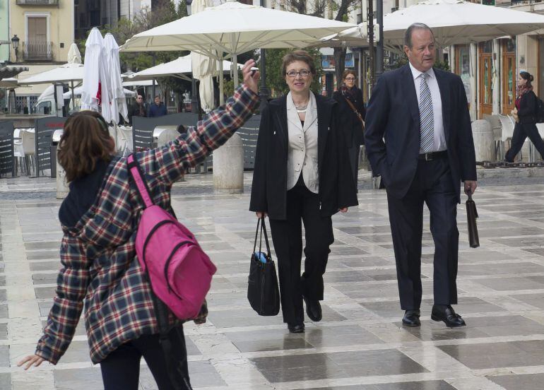  La exconsejera andaluza Carmen Martínez Aguayo, acompañada por su abogado, a su llegada para declarar voluntariamente en calidad de imputada ante el Tribunal Superior de Justicia de Andalucía (TSJA), en el marco de la causa sobre los ERE. y en el que ya se ha tomado declaración al exconsejero regional Antonio Ávila