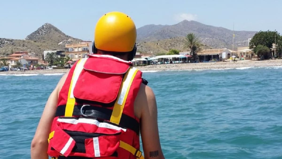 Intensifican la vigilancia en las playas de Lorca tras la picadura de carabela portuguesa