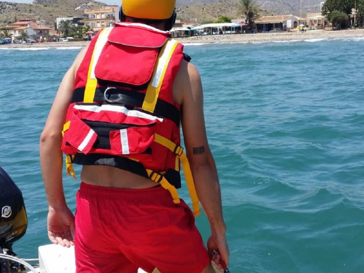 Intensifican la vigilancia en las playas de Lorca tras la picadura de carabela portuguesa