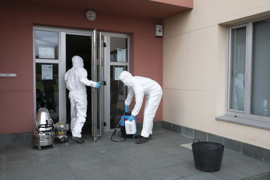 Centro cívico de Feáns en el que se realizan tareas de desinfección por foco de coronavirus