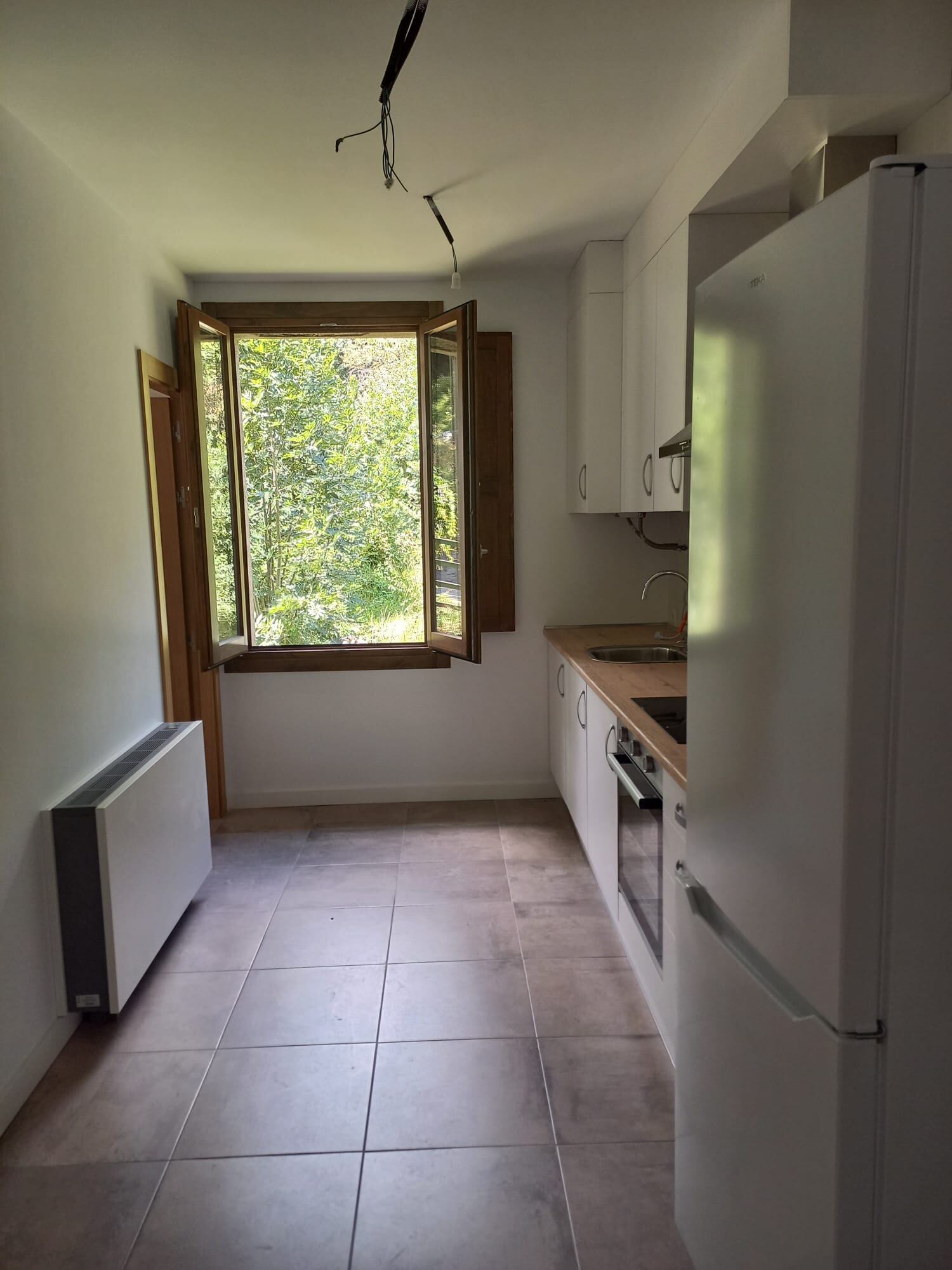 La vivienda cuenta con tres habitaciones y se alquila totalmente equipada