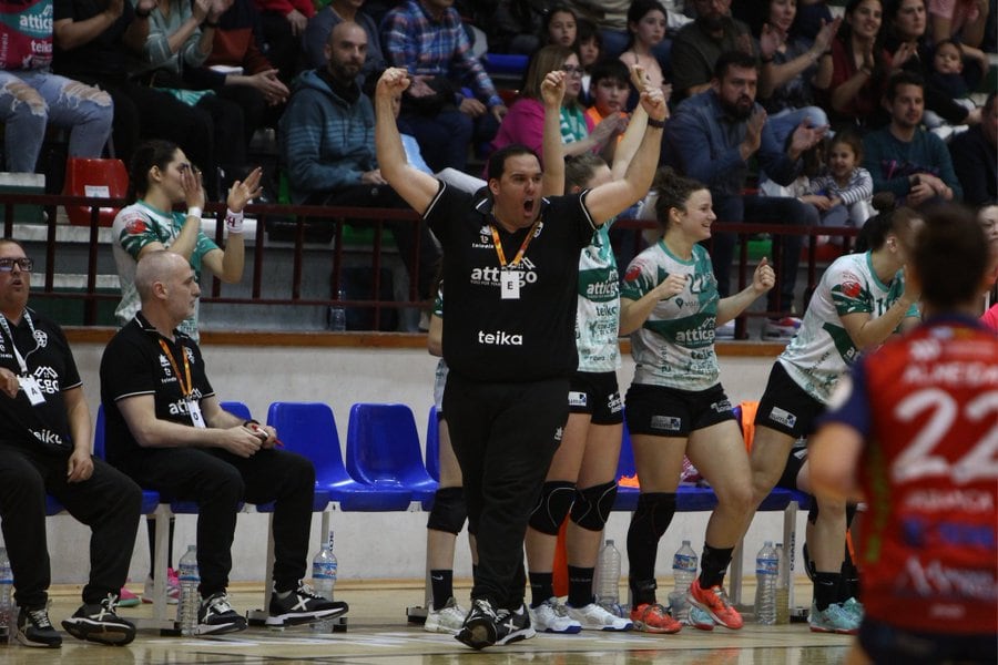 El técnico del Atticgo, Joaquín Rocamora, celebra un gol de su equipo esta temporada