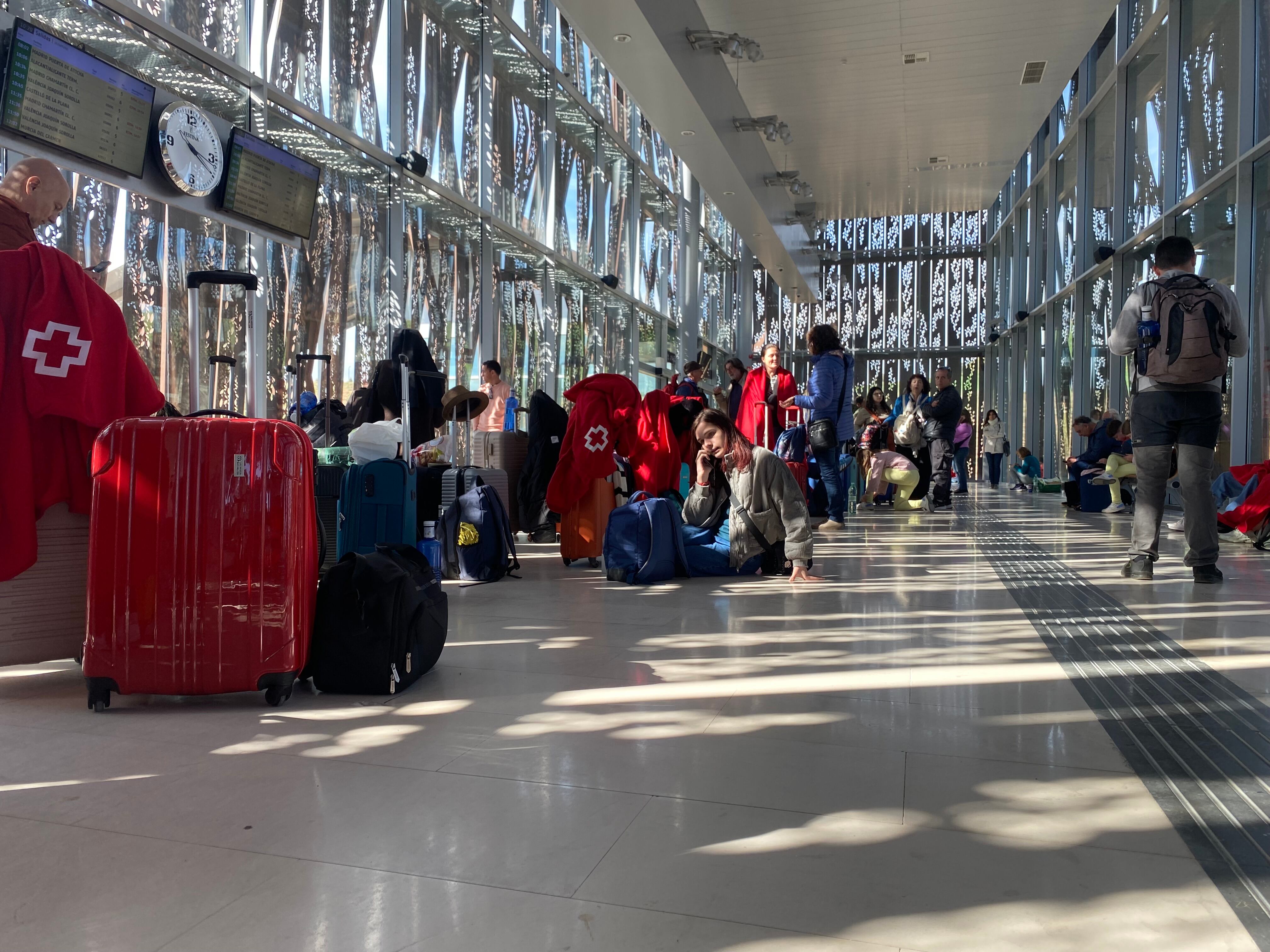 Los viajeros han esperado durante la mañana en la estación Fernando Zóbel de Cuenca hasta encontrar plaza en los trenes que iban hacia Madrid.