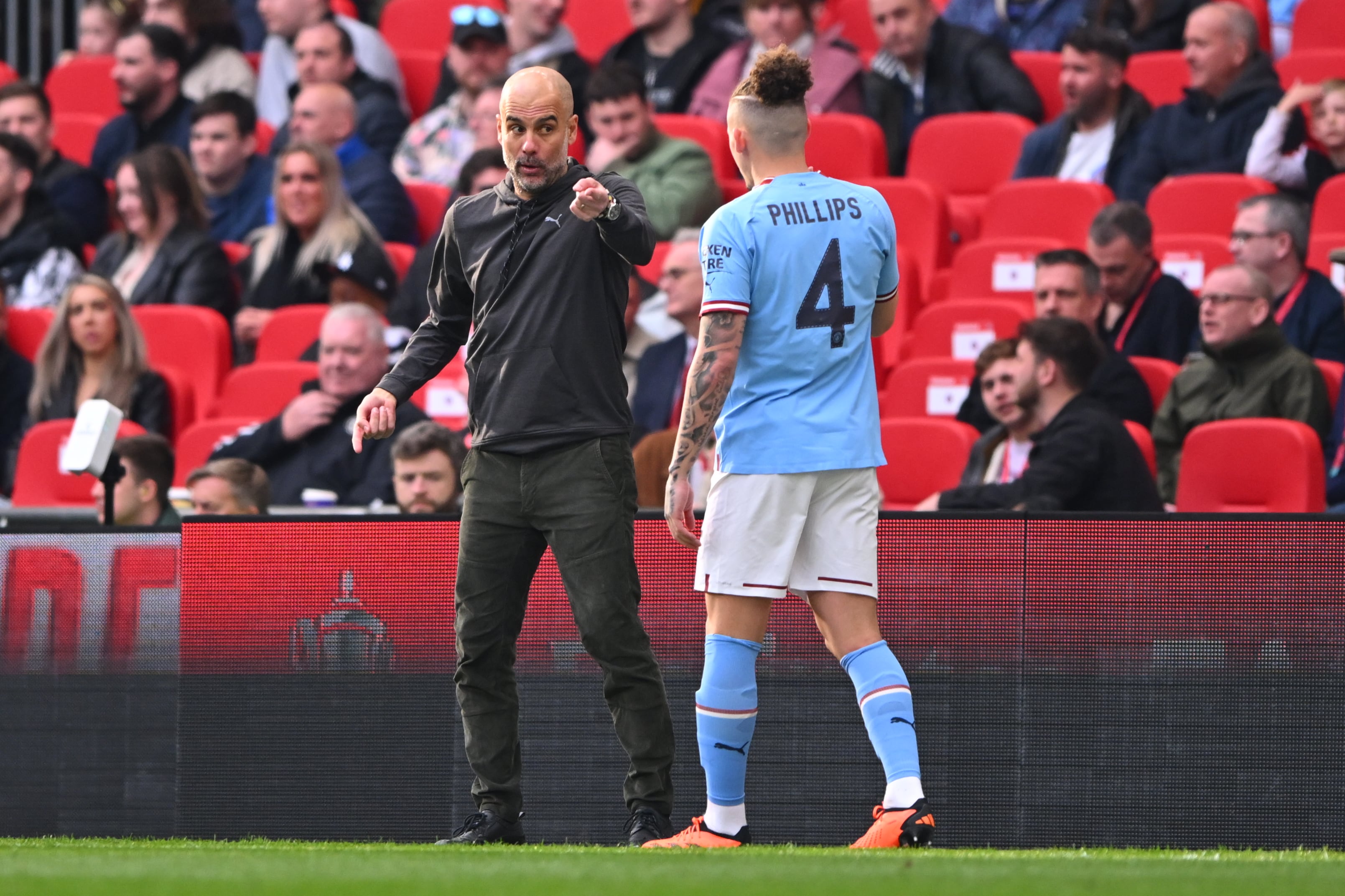 Pep Guardiola se dirige a Kalvin Phillips durante un partido con el Manchester City