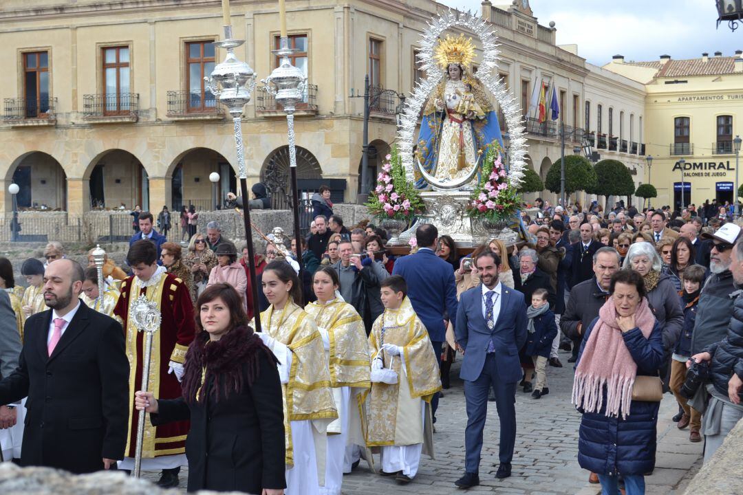 Traslado de la Virgen de la Paz a su paso por el Puente Nuevo