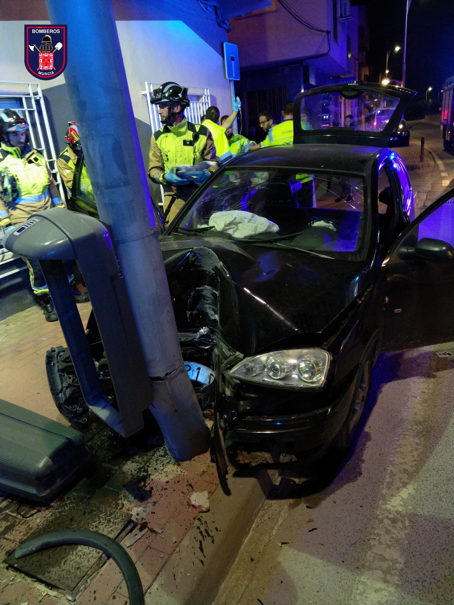 Tres jóvenes heridos tras chocar contra una farola en la pedanía murciana de Los Garres