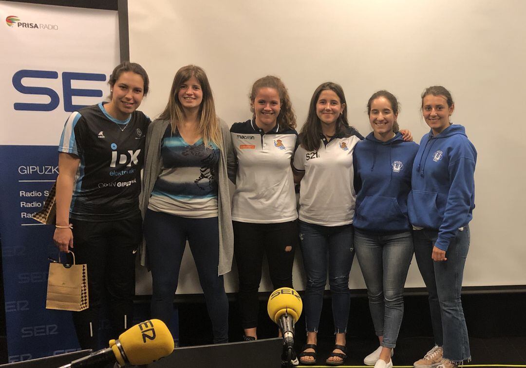 Las seis protagonistas de nuestro programa especial posan sobre el escenario del auditorio del Colegio Inglés San Patricio