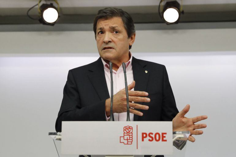 El presidente de la gestora del PSOE, Javier Fernández