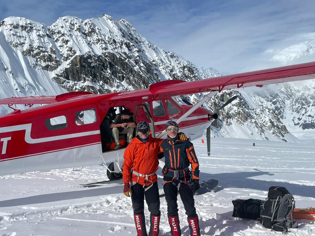 Junto al avión en el que accedieron al Denali