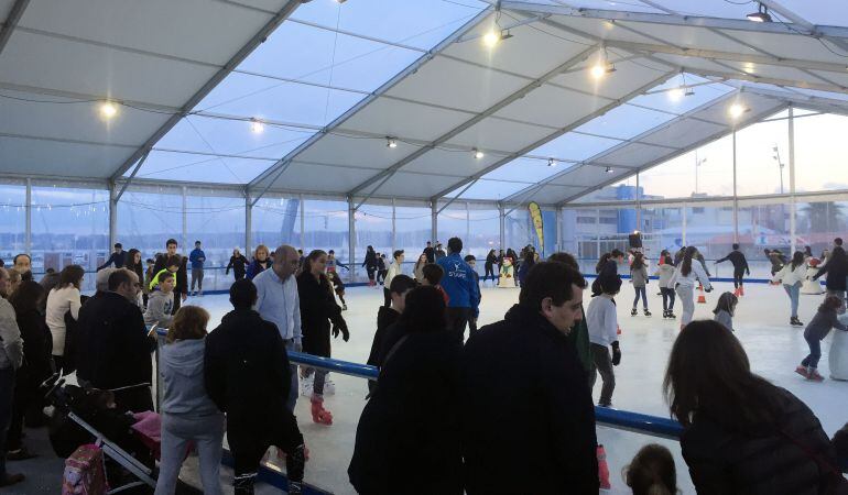 La pista de hielo se ha consolidado como una de las citas imprescindibles en las fiestas navideñas y estará en la terraza del Centro Comercial La Viña