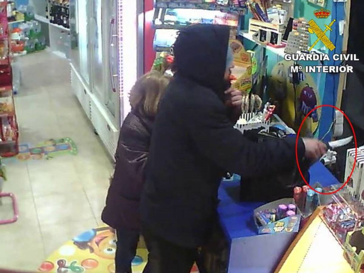 La Guardia Civil detiene en Elda al presunto autor de un robo cometido en un 24 horas de Monóvar