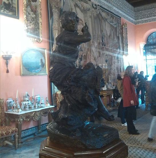 Bronce de la gitana bailaora, obra de Mariano Benlliure, que da nombre al denominado salón de la gitana