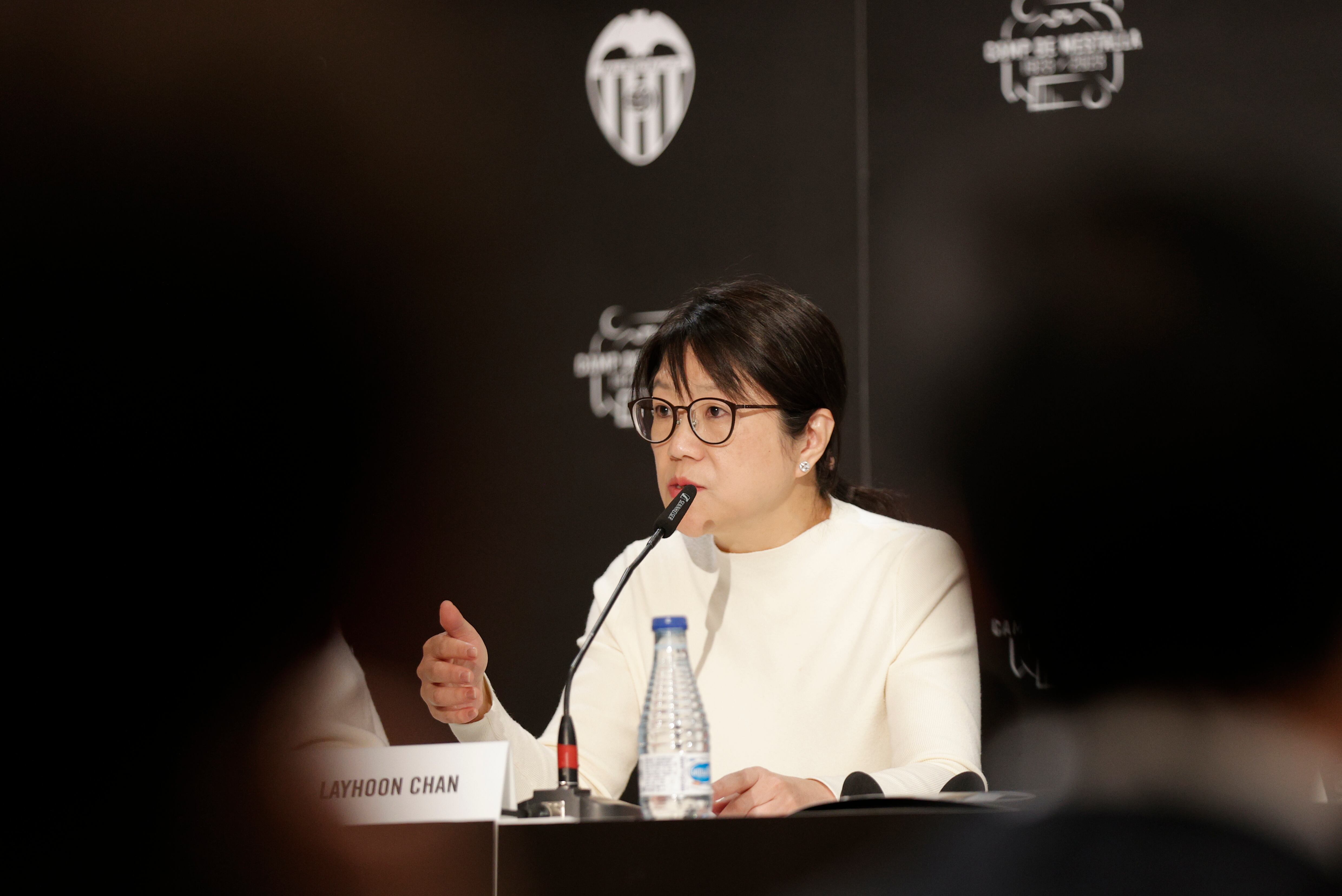 VALENCIA, 12/12/2022.- La presidenta del Valencia CF, Layhoon Chan, ofrece una rueda de prensa este lunes en Valencia, tras la junta general de accionistas del club en las que aprobó unas cuentas de la pasada campaña con pérdidas de 45,8 millones y un presupuesto de 109 millones para la actual campaña y lo hizo gracias a la enorme mayoría accionarial de Meriton, la empresa de Peter Lim, pero con críticas a su gestión de la mayoría de los once accionistas presentes. EFE/ Manuel Bruque
