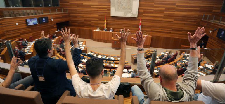 Miembros del colectivo LGTB, celebran la aprobación de la Ley de Igualdad Social de la Diversidad Sexual y de Género, y de Políticas Públicas contra la discriminación por orientación sexual e identidad de género de la Comunidad, que promovieron el resto d