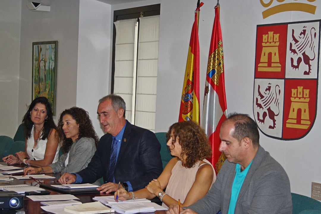 Comisión de Patrimonio presidida por el Delegado de la Junta en Segovia, José Mazarías, en la que se ha aprobado entre otras cosas la intervención en el crucero de la Catedral