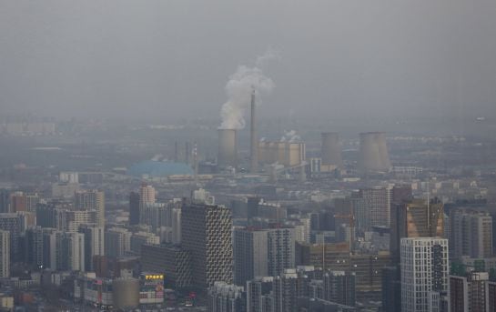 Panorámica de Pekín que se divisa tras la capa de aire contaminado