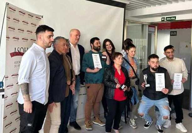 Los premiados posan en una foto de familia