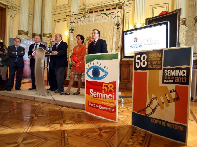 Javier León de la Riva, junto al director de la SEMINCI y representantes de diversas instituciones