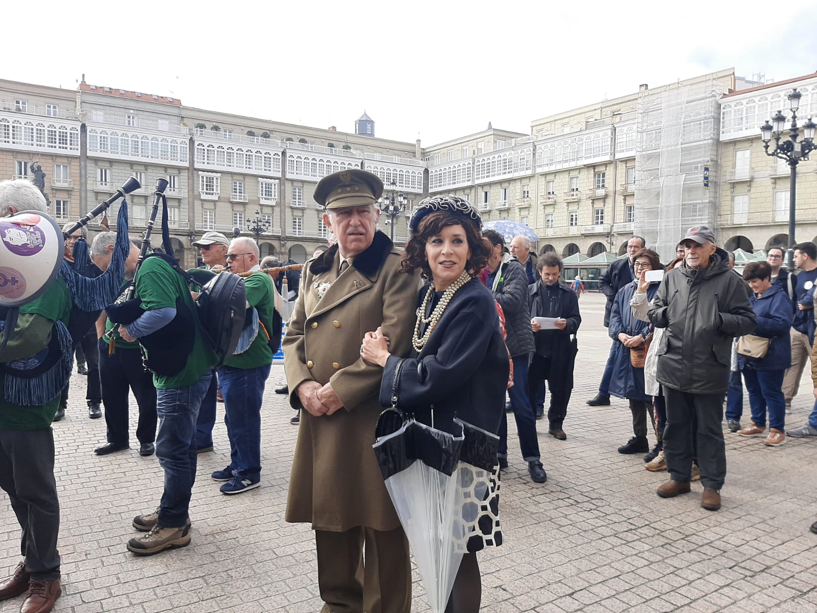 Dos actores representan a Franco y Carmen Polo en la nmarcha cívica para pedir la recuperación de la Casa Cornide de A Coruña