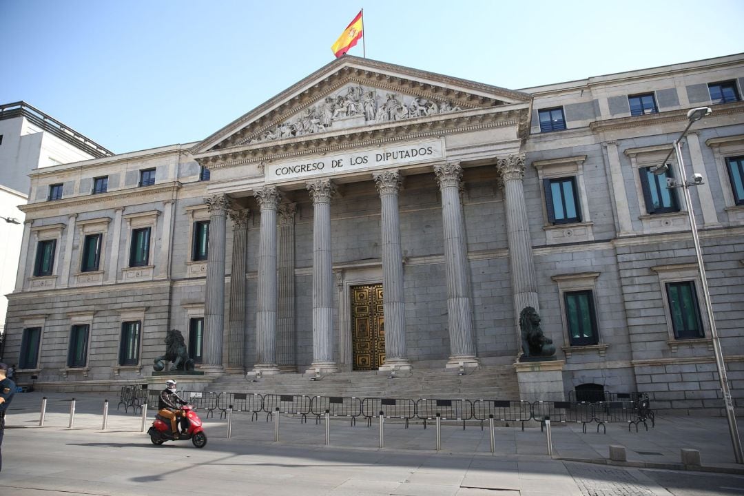 El Congreso aguarda la llegada de los diputados para la celebración de la primera jornada del debate de investidura mientras el líder del PSOE, Pedro Sánchez, continúa en plena negociación con Unidas Podemos y otras fuerzas parlamentarias para sumar los apoyos necesarios para ser elegido presidente del Gobierno