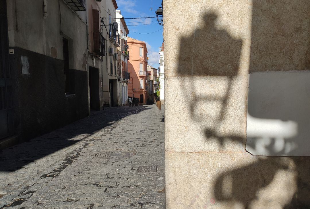Este tramo de la calle Almendros Aguilar, y hasta el arco de San Lorenzo, cambiará su sentido habitual de tráfico