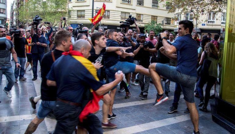 Un joven se defiende de varios miembros de la ultraderecha en la manifestación del pasado 9 de octubre