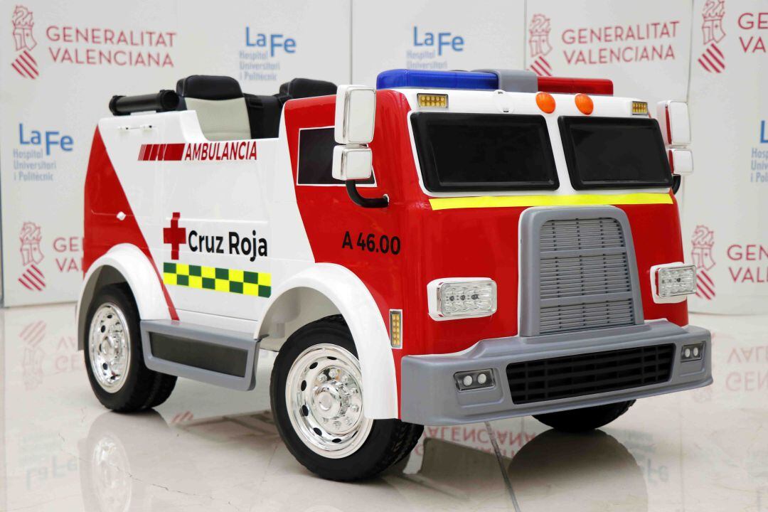 Miniambulancia donada por Cruz Roja al Área de Enfermedades del Niño del Hospital La Fe de València