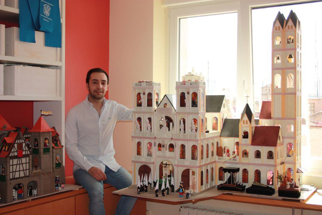 Catedral en miniatura realizada por Luis Gómez.