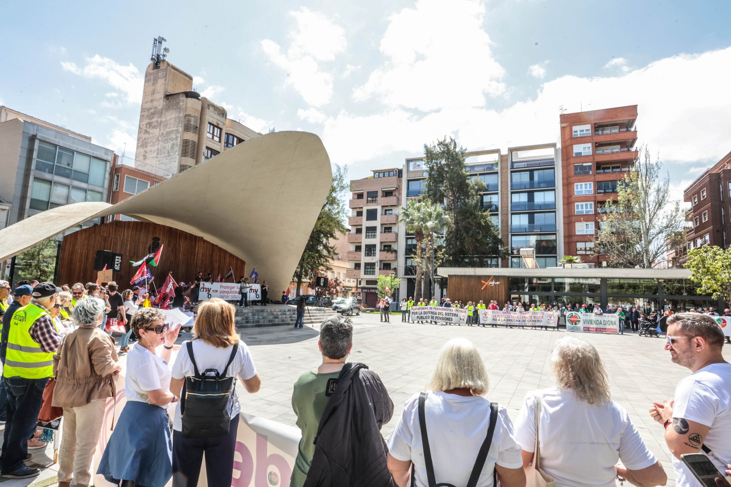 La lectura del manifiesto de CCOO ha tenido lugar en la plaza Castelar de Elda