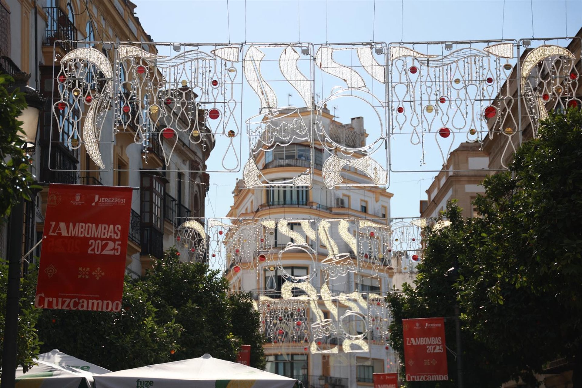 Detalle del alumbrado de Navidad 2025 en la calle Larga de Jerez ROCÍO RUZ/EUROPA PRESS