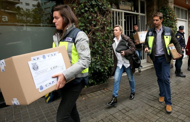 Police investigators carry boxes of evidence from the residence of former Catalonian regional president Jordi Pujol after a high court judge jailed his son Jordi Pujol Ferrusola 