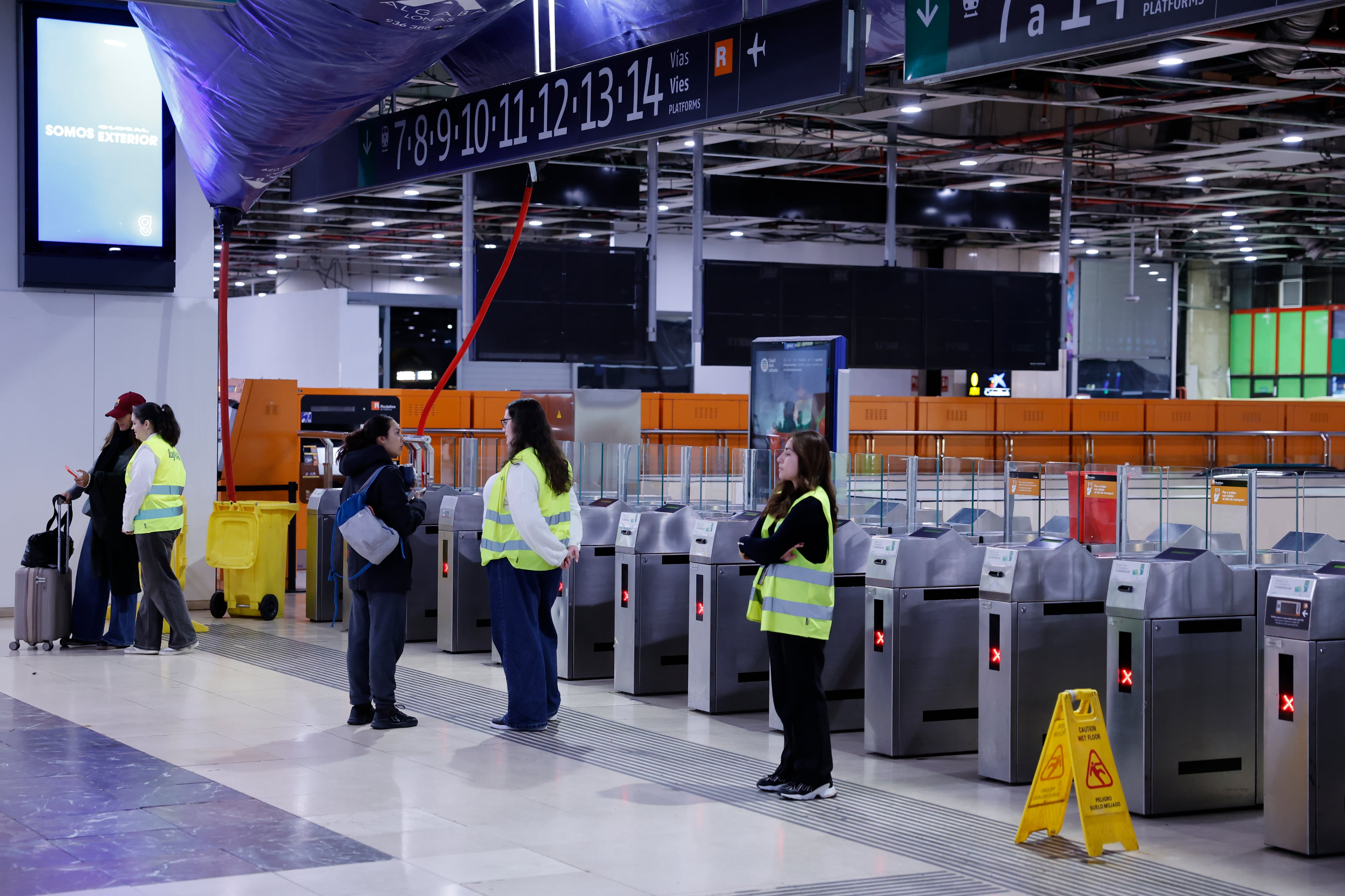 GRAFCAT7050. BARCELONA, 22/01/2026.- El servicio de Rodalies y Regionales continúa paralizado en Cataluña por segundo día consecutivo, ya que apenas ha salido algún tren esta mañana de la estación de Sants, lo que ha generado desconcierto entre los usuarios, que esperaban poder acceder a algún convoy a primera hora. EFE/Andreu Dalmau