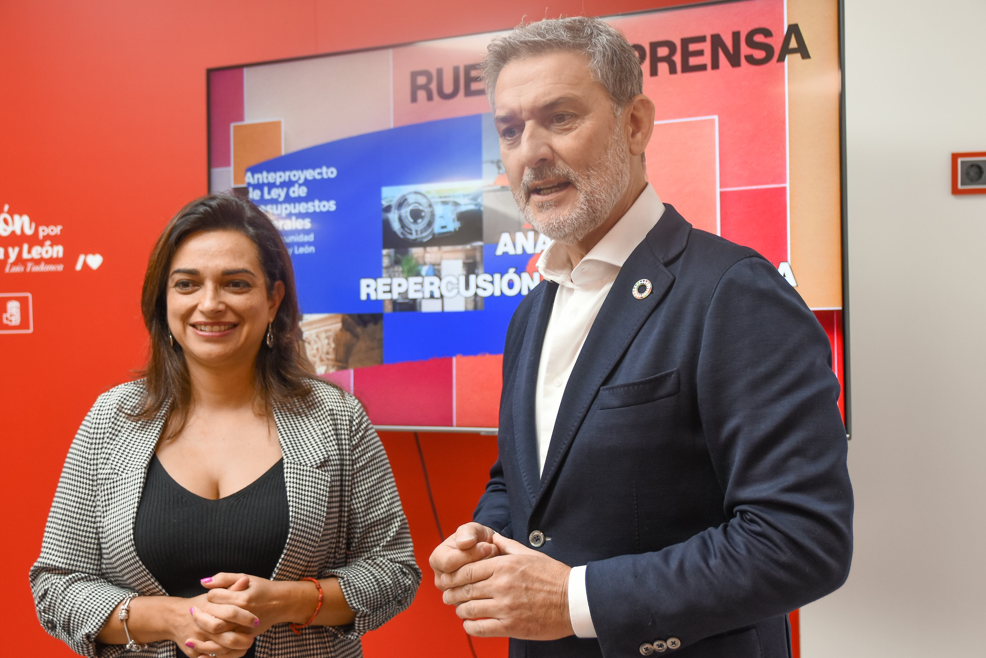 Alicia Palomo y J.L. Vázquez en la sede socialista de Segovia