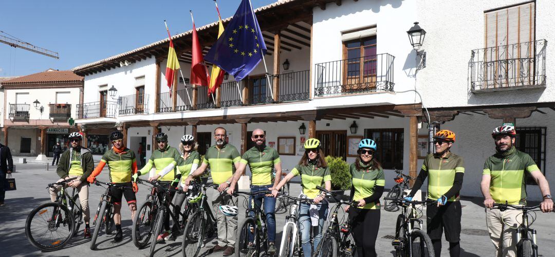 El alcalde y varios de los concejales frente al Ayuntamiento