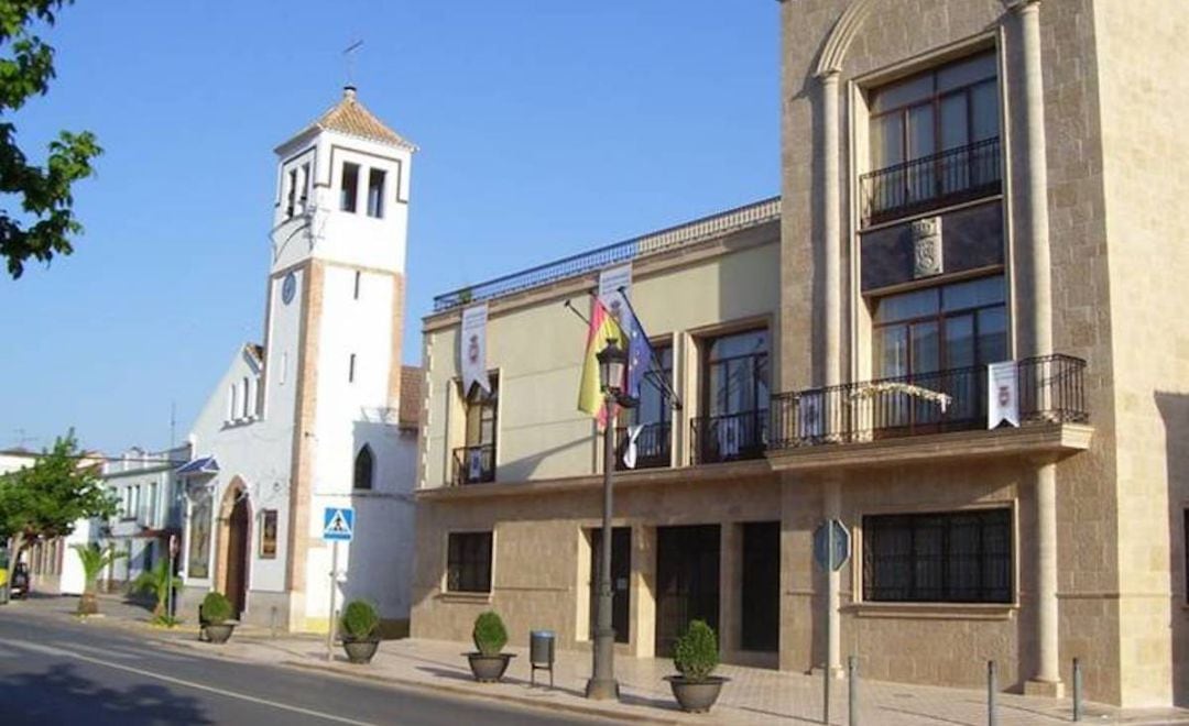 Ayuntamiento e iglesia de Arroyo del Ojanco.
