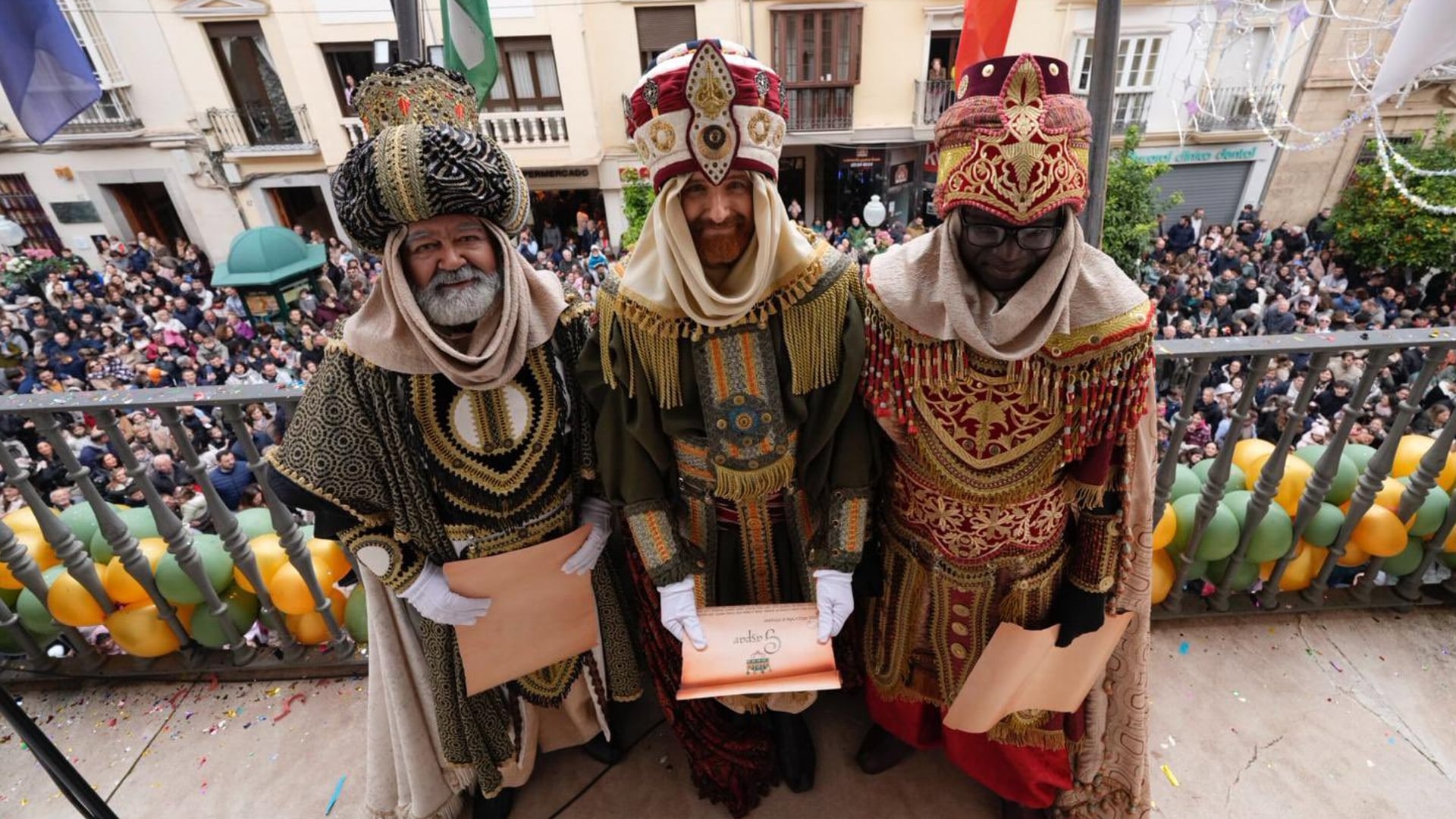 Los Reyes Magos han participado este mediodía en el tradicional saludo desde los balcones del Ayuntamiento de Antequera