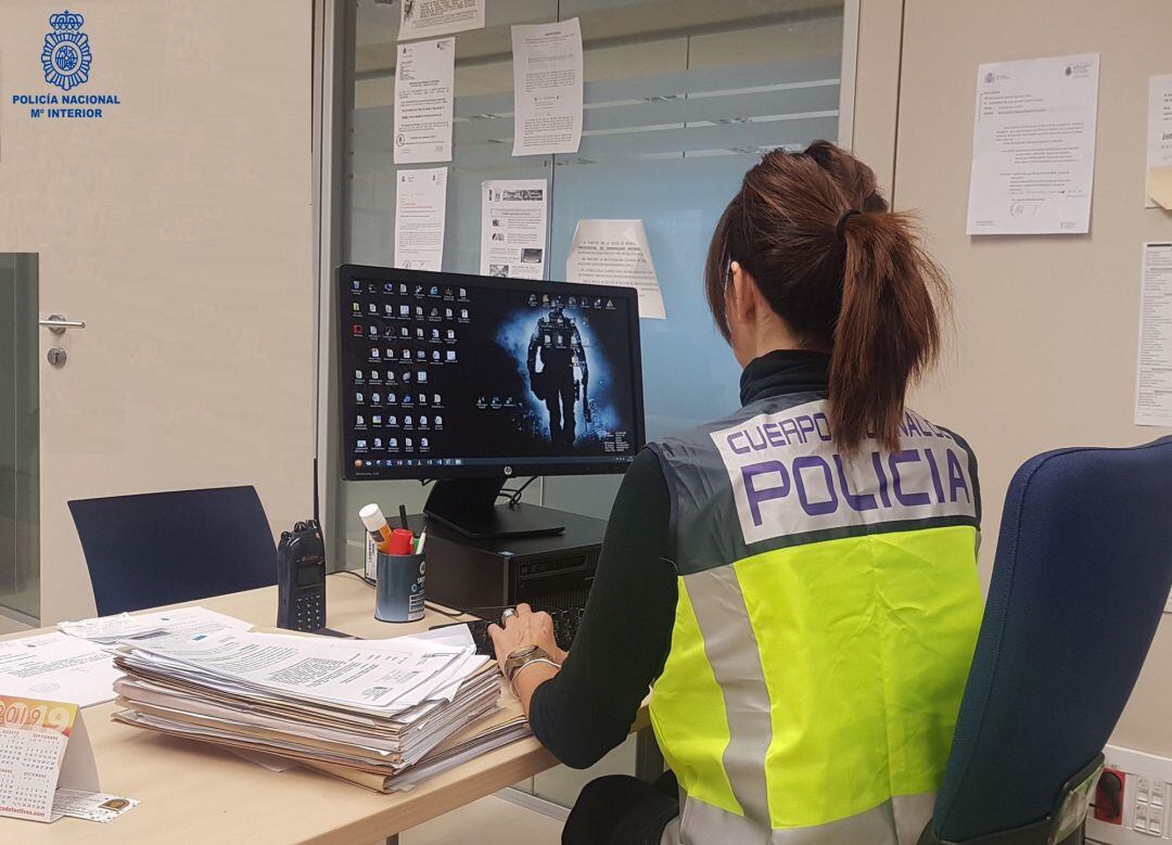 Policía Nacional trabajando en oficinas