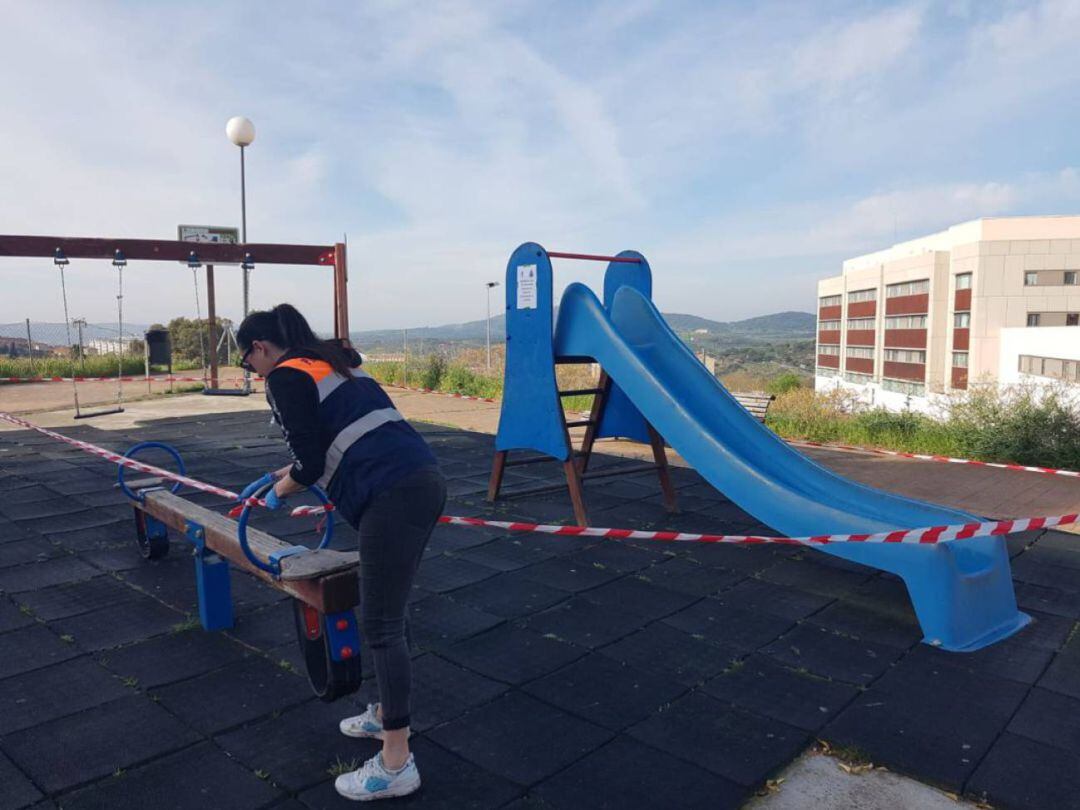 Voluntaria de Protección Civil clausura un parque infantil en Plasencia