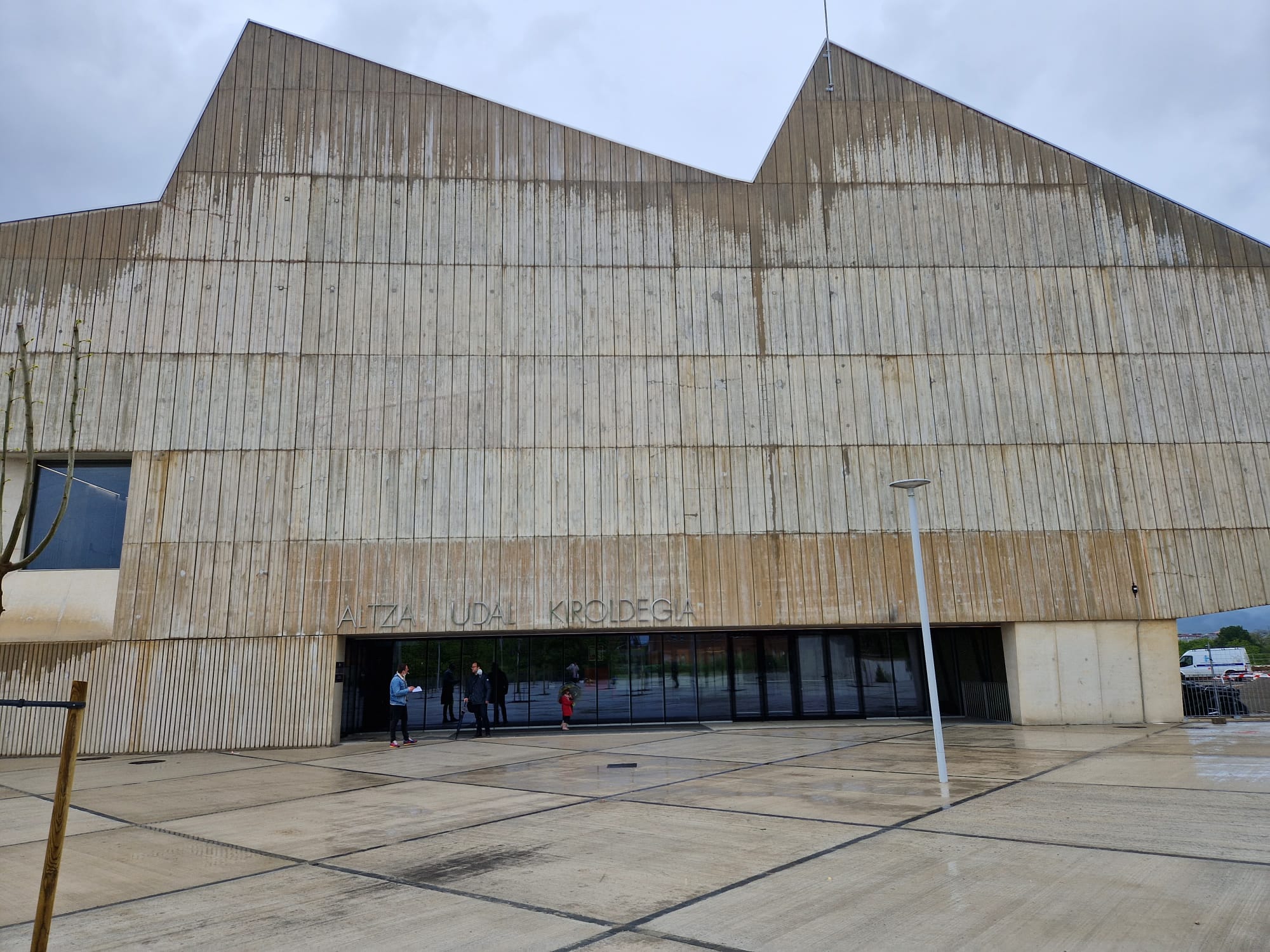 Fachada del nuevo polideportivo de Altza