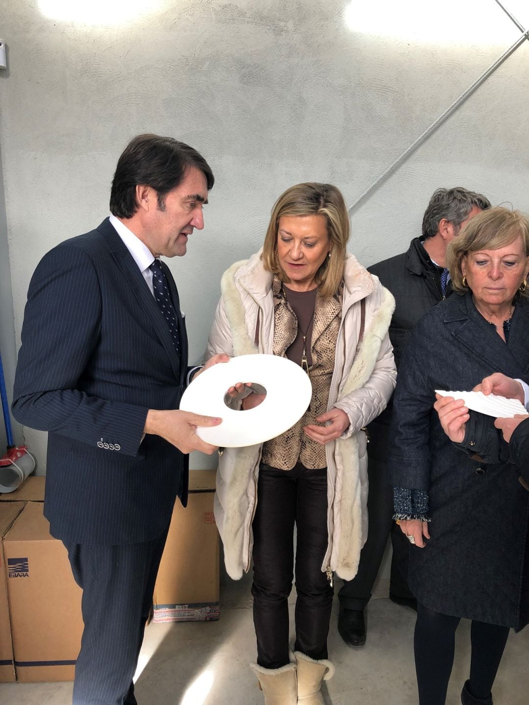 Los consejero durante la visita comprobando los discos de ceramica de la nueva EDAR