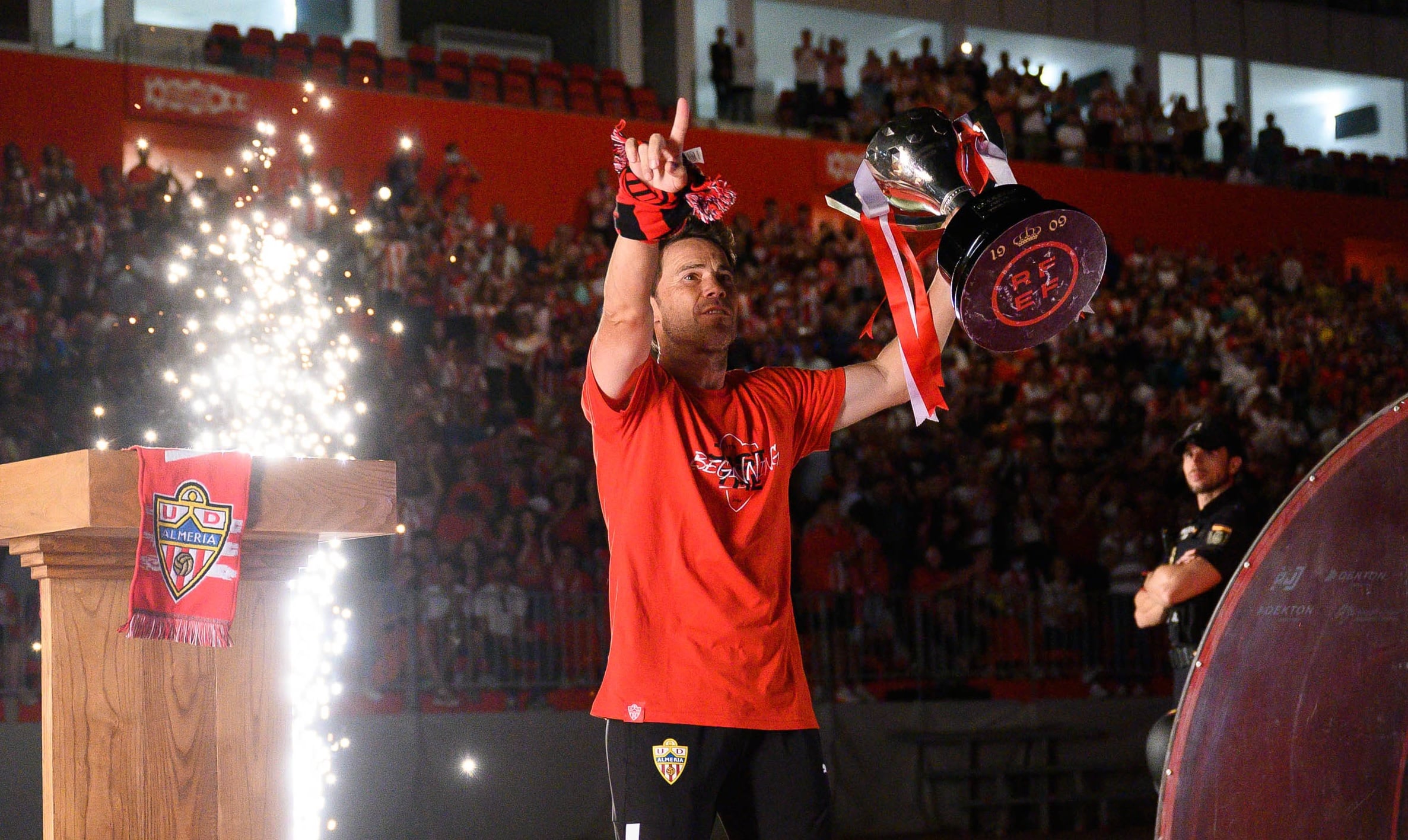 Rubi en su día más especial celebrando el ascenso a Primera División con el Almería.