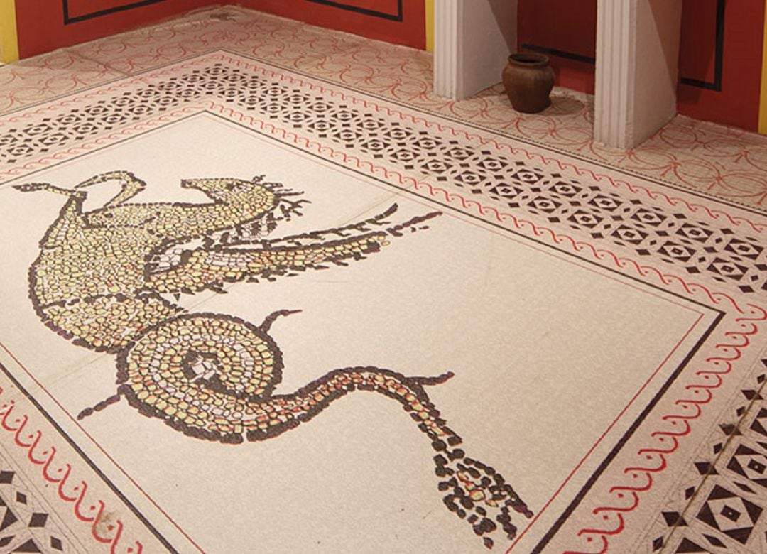 Imagen del mosaico en el aula arqueológica del yacimiento de Ciella, en Valdeande.